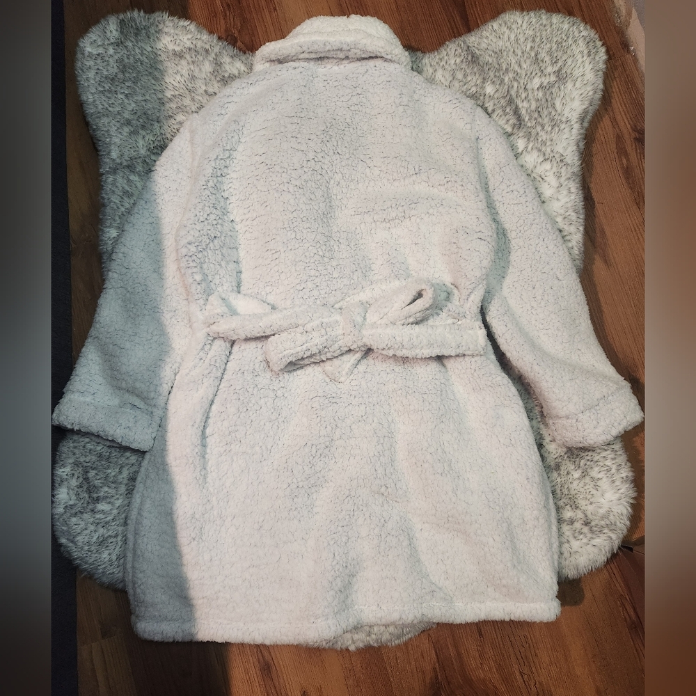 NWT La Vie En Rose White/Grey Fluffy Housecoat Robe - Picture 2 of 5